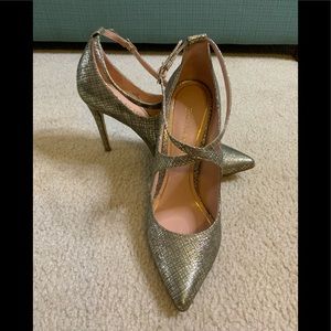 Enzo Angiolini Gold metallic detail 4” inch heel h